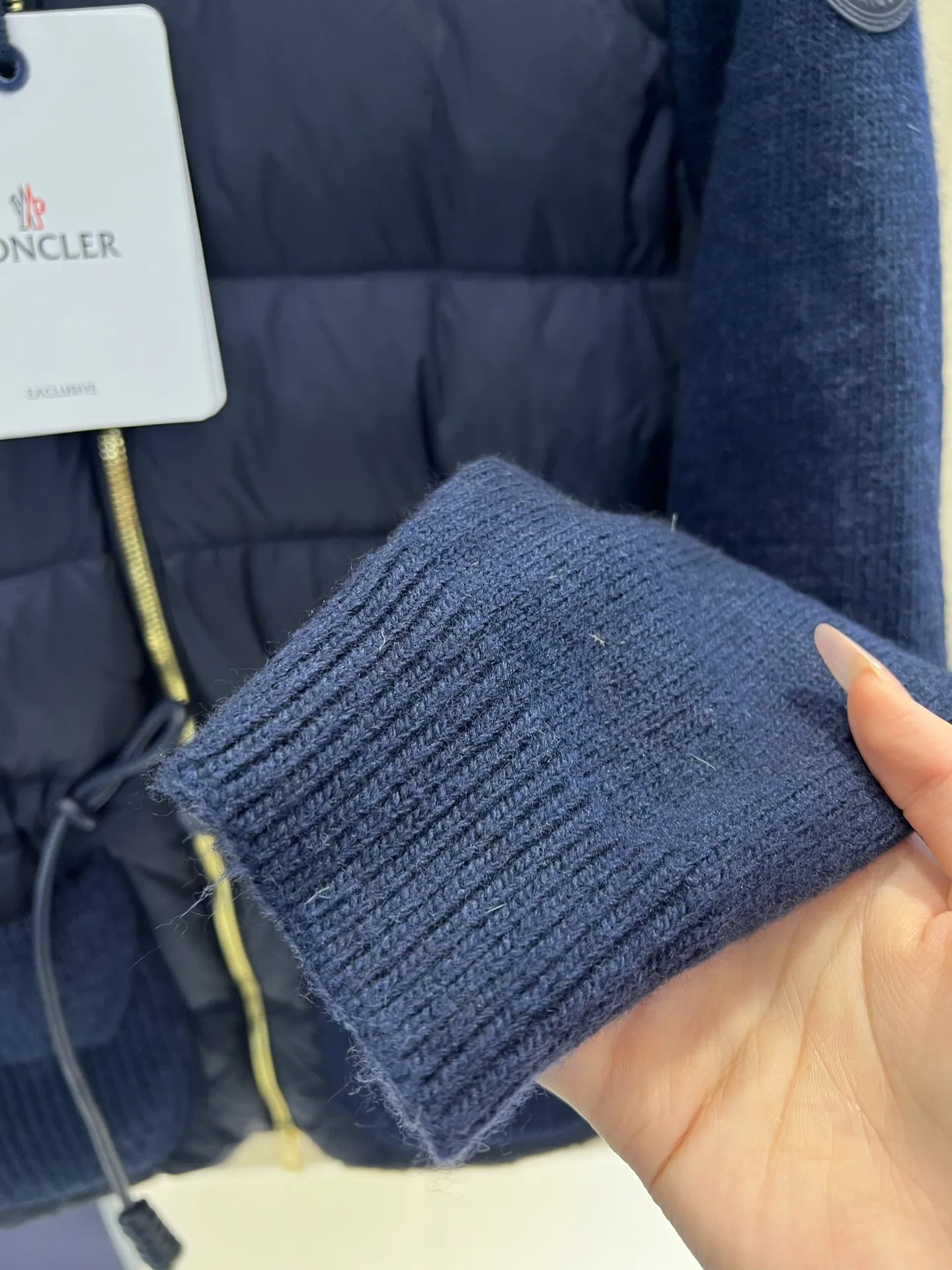 Moncler ， 。 、 、 ， 。 ：Y 6001 ：Navy Blue ，Khaki Size：SML